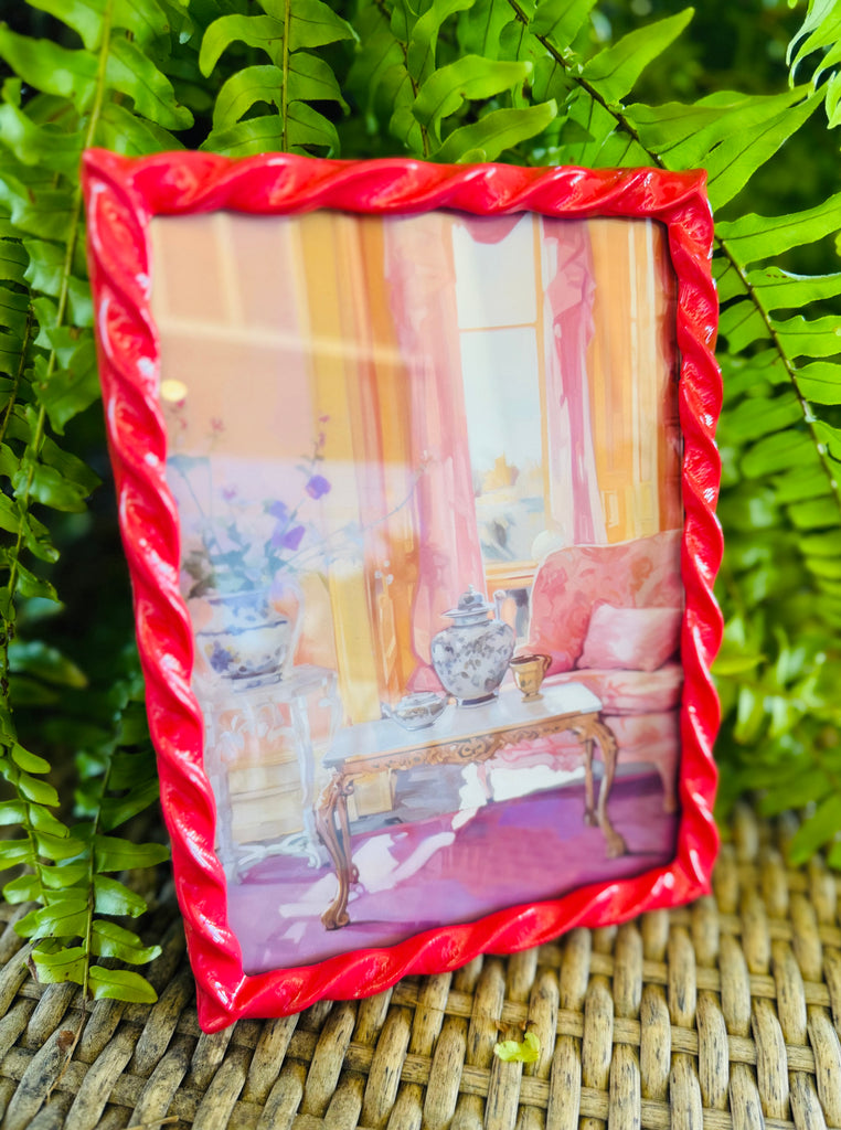 TWISTED PHOTO FRAME