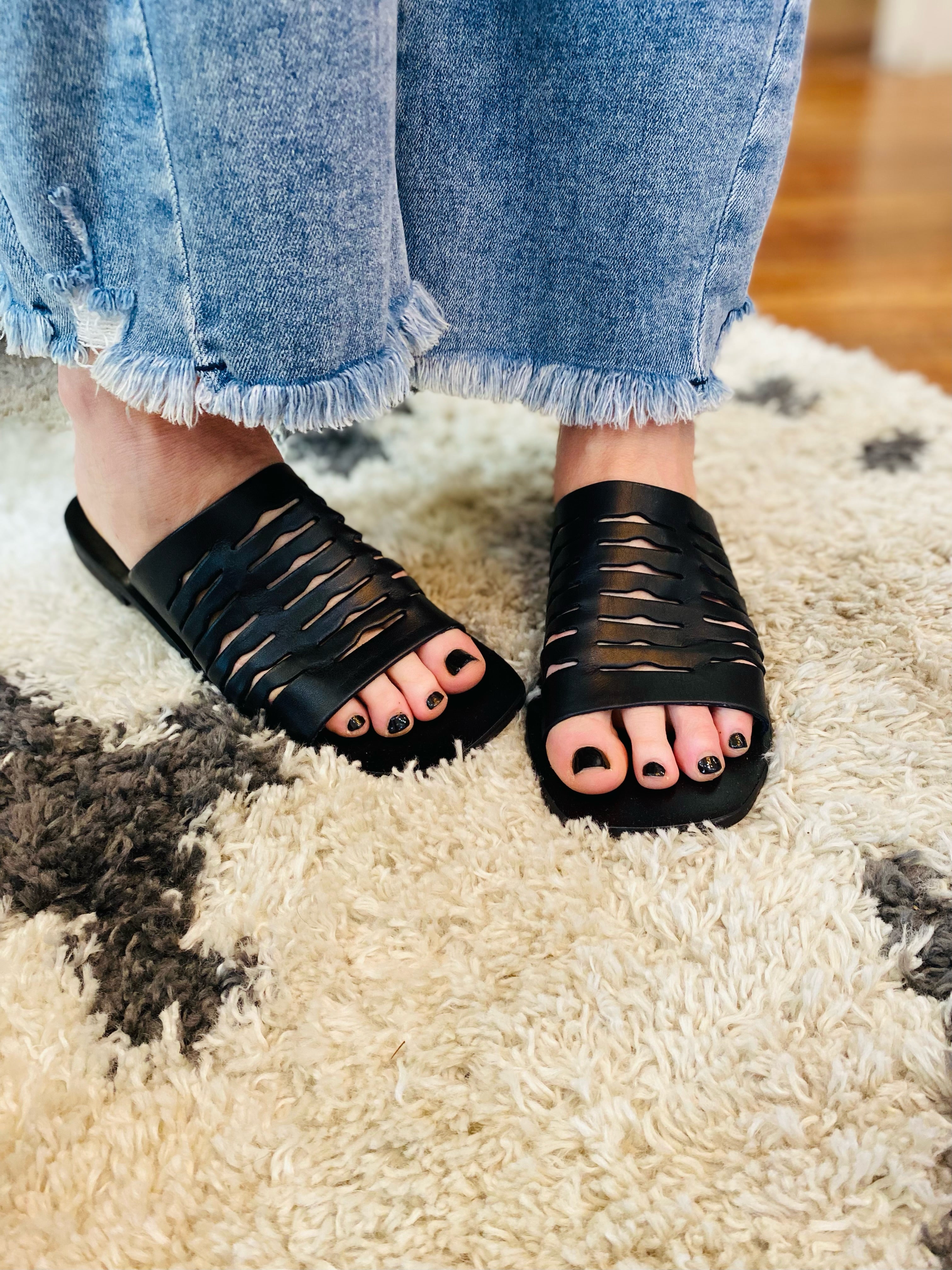 【2plan】Daily summer leather Sandals Black Toe Loop Flat Leather Sandals - Woodward Sandals