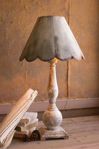 TABLE LAMP WITH SCALLOPED LAMP SHADE